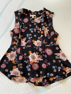 Moss & Spy Black Floral Tie-Neck Peplum Tank